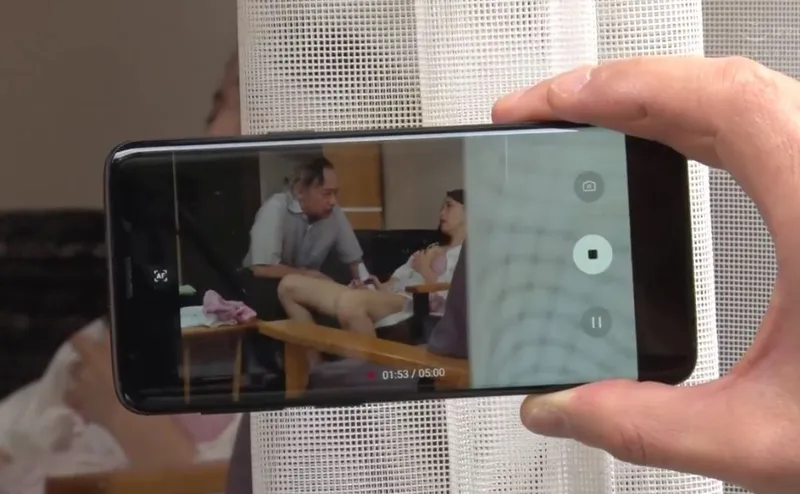 Vợ của con trai gian díu với bố Gã chồng bị gã sếp khu phố phát hiện