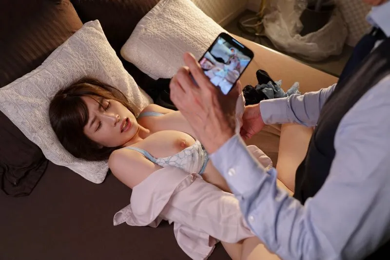 Sếp chuốc thuốc em thư ký bắt nắc cả đêm khi đi bàn việc làm ăn xa